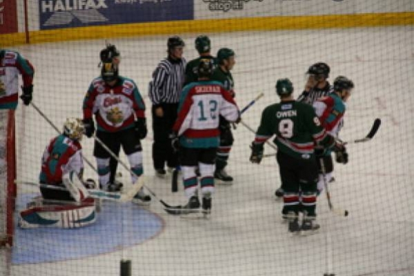 Giants defend well and score 3 against Basingstoke to retain their lead in the Elite league