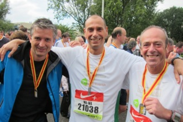 Run, run as fast as you can, you can't catch us....we're the pancake men !! Congratulations to Ton Heinen (pictured right) of De Bioderij who completed the Dam to Dam 2011 in 1 hour and 10 minutes. Not only the quickest NI-NL Team member but also the most 'senior' at 56 years of age - an example to us all.